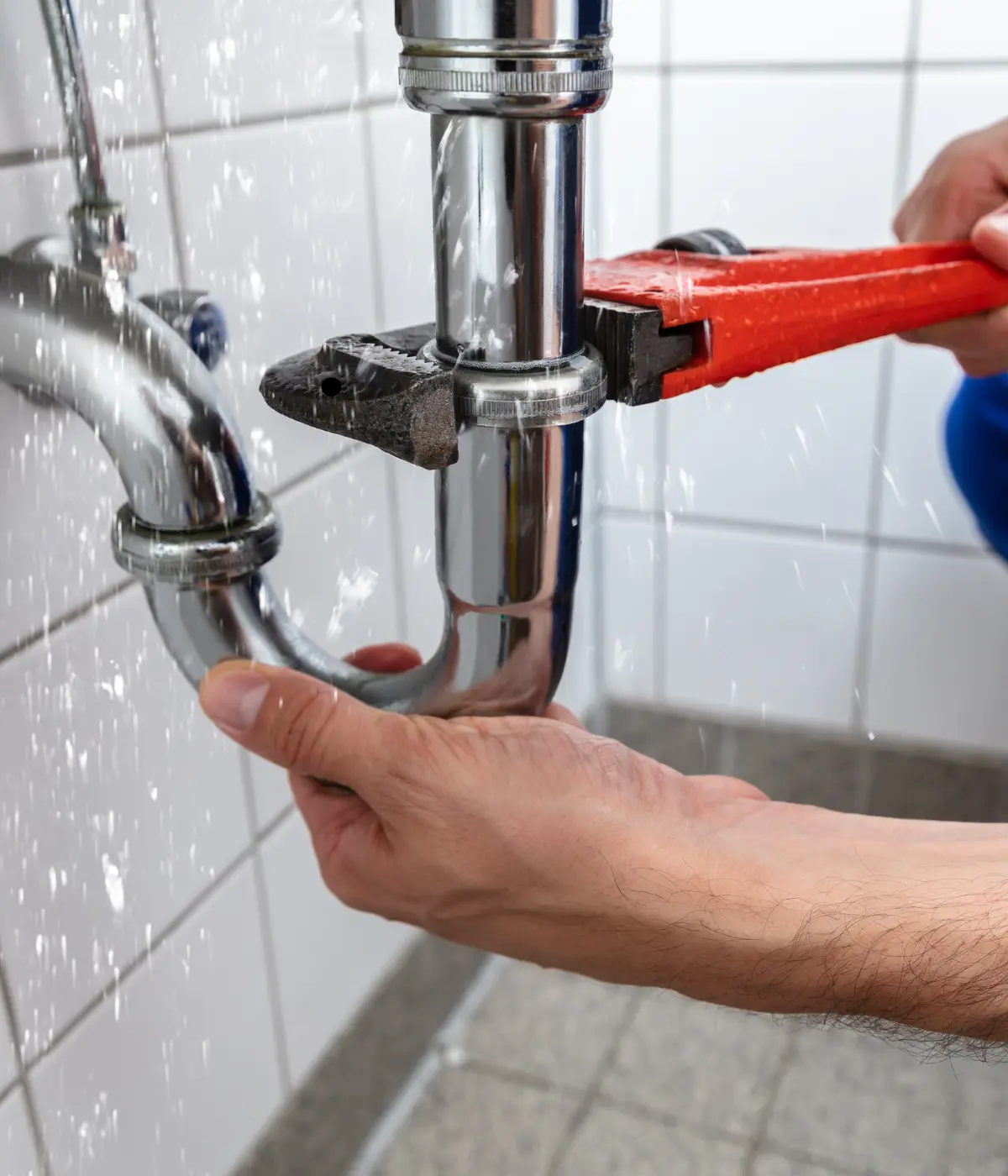 24/7 emergency plumber responding to a plumbing problem in Dubai