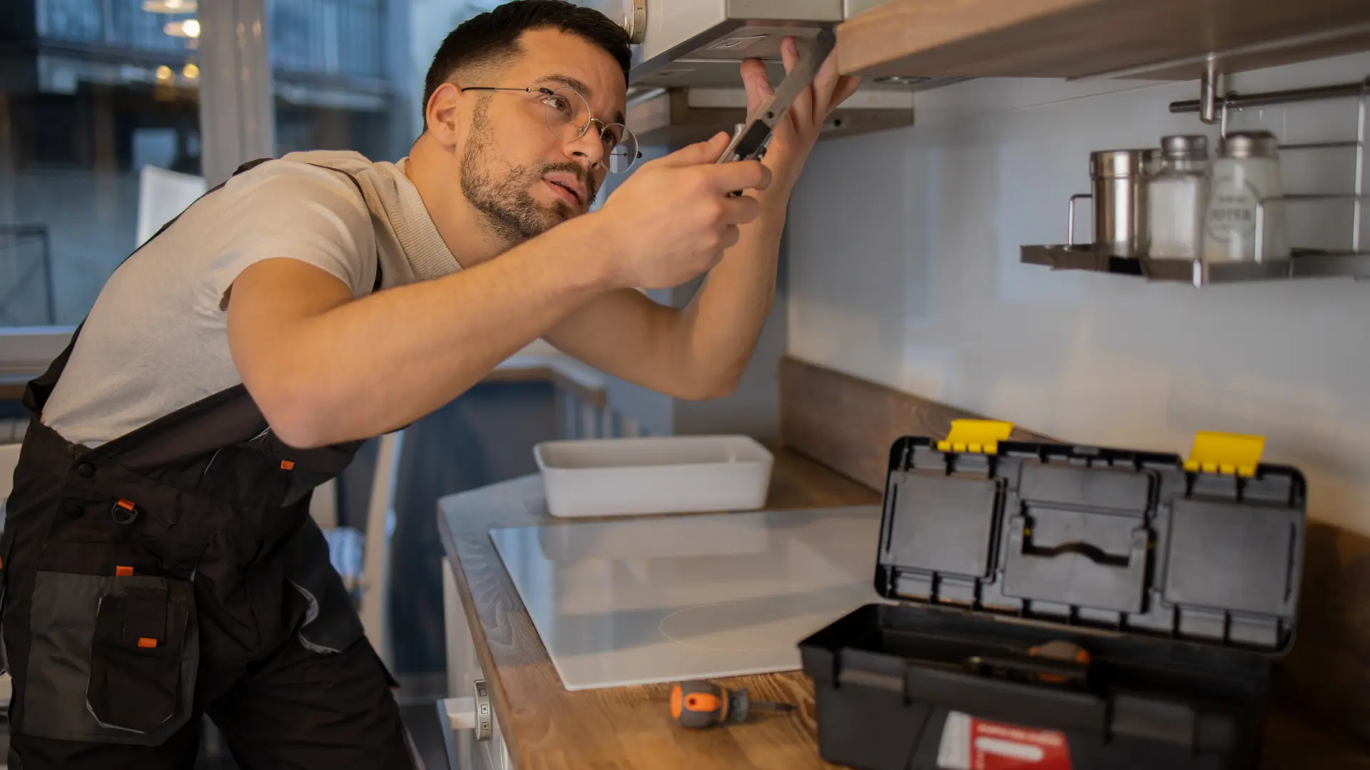 Professional handyman providing repair and maintenance services in Dubai